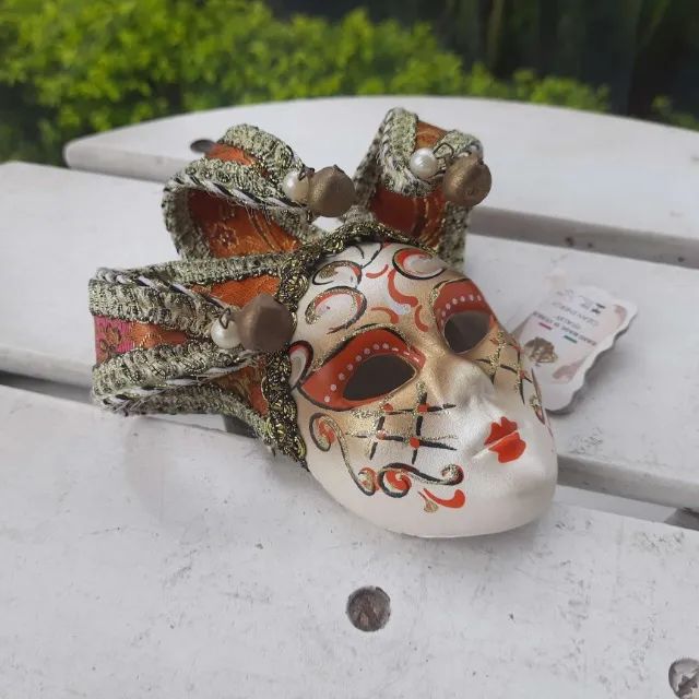 máscara veneziana antiga em porcelana com pintura manual - Foto 3
