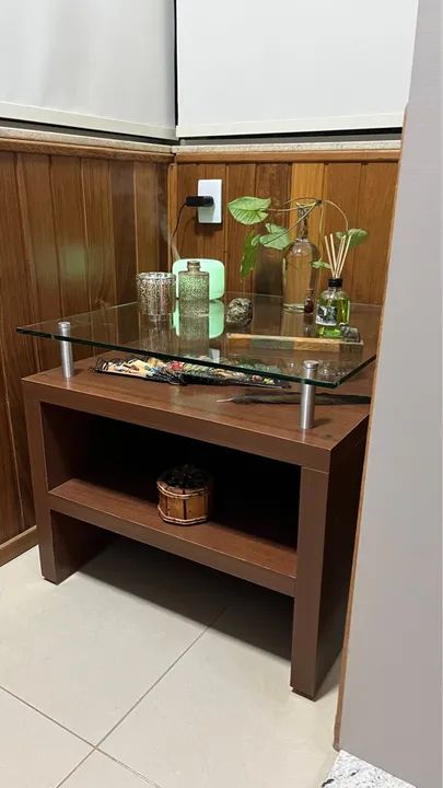 Mesa de madeira com tampo de vidro