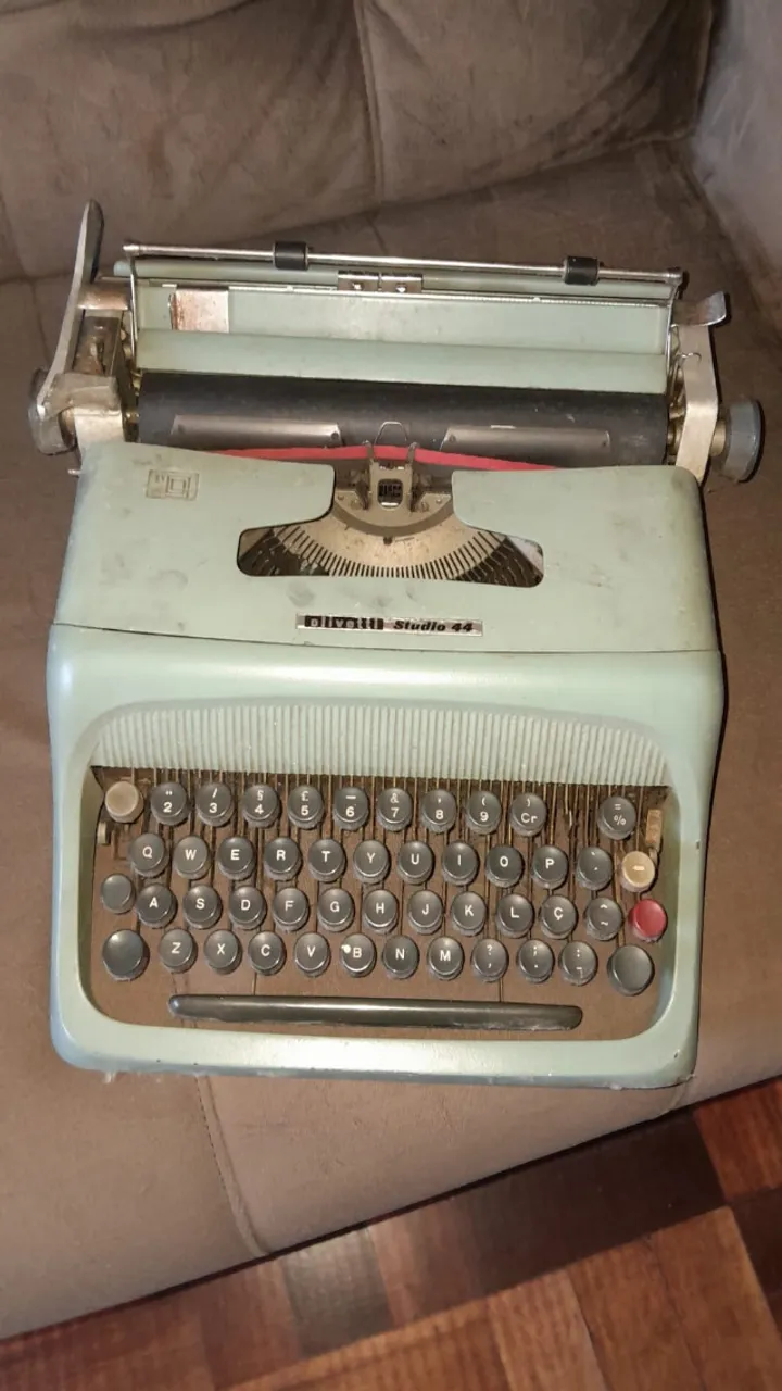 Máquina De Escrever Studio 44 - Semi Portátil