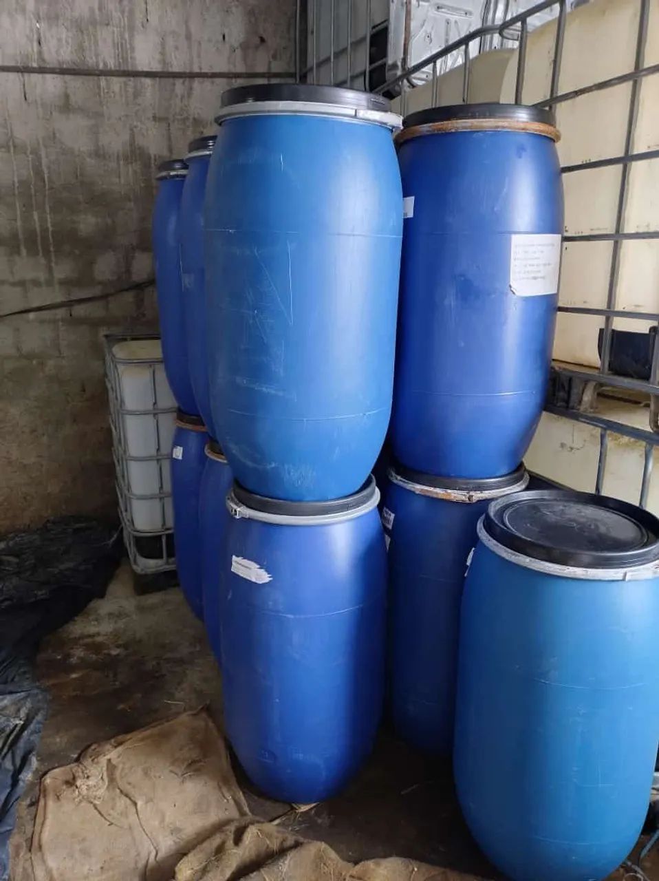 Vendo bombonas plásticas de 200 lt semi novas. 