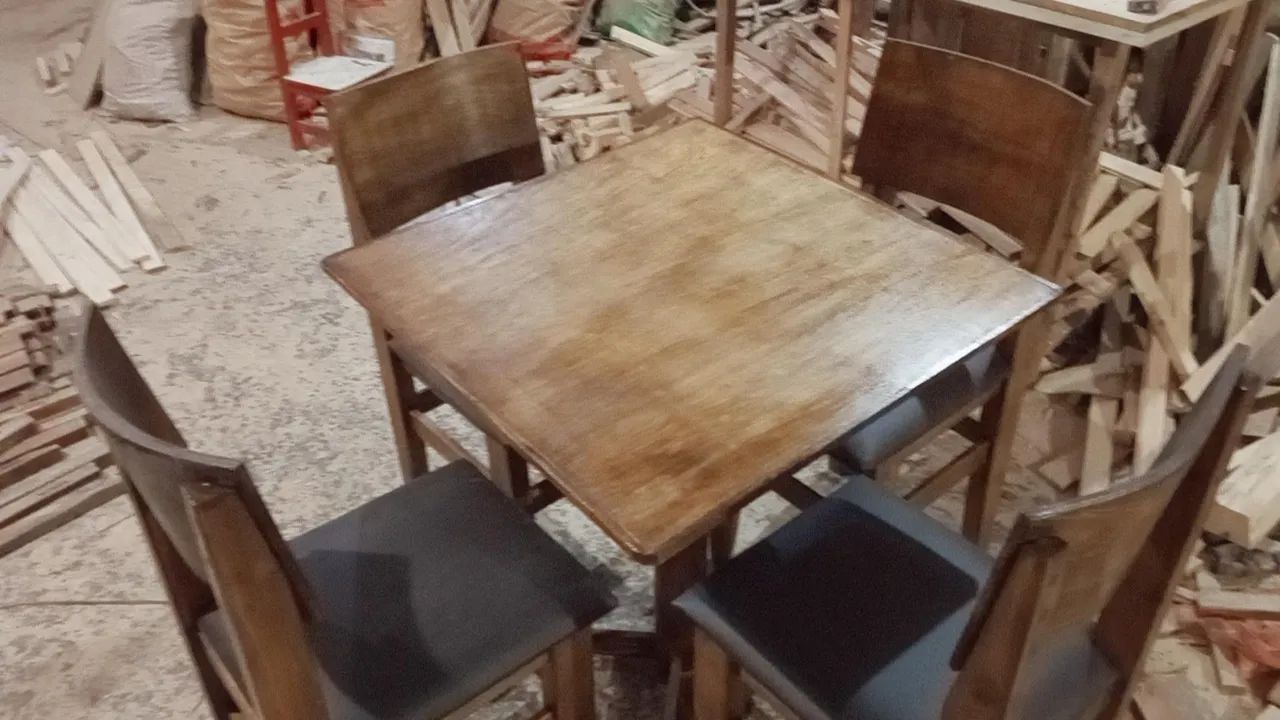 Conjunto de mesa com 4 cadeiras de madeira - Foto 2