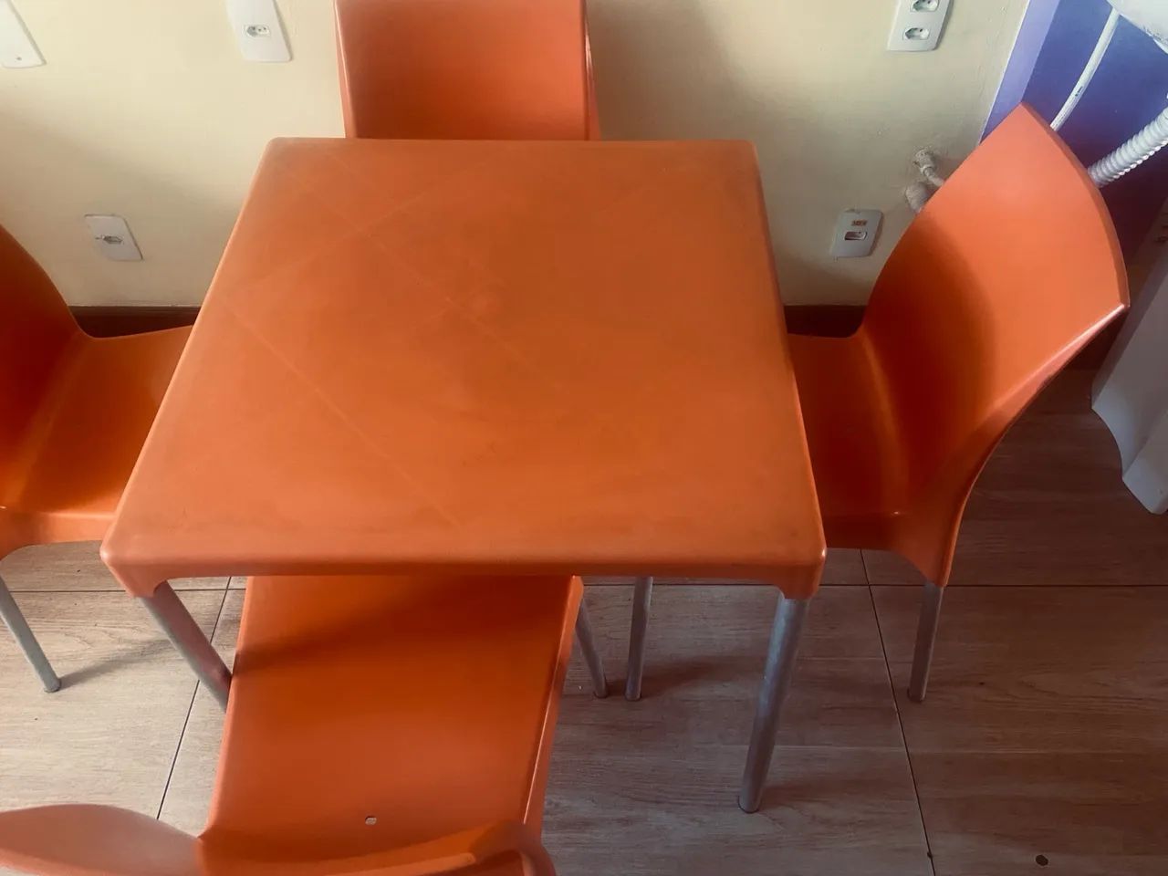 Mesa com 4 cadeiras 349,00