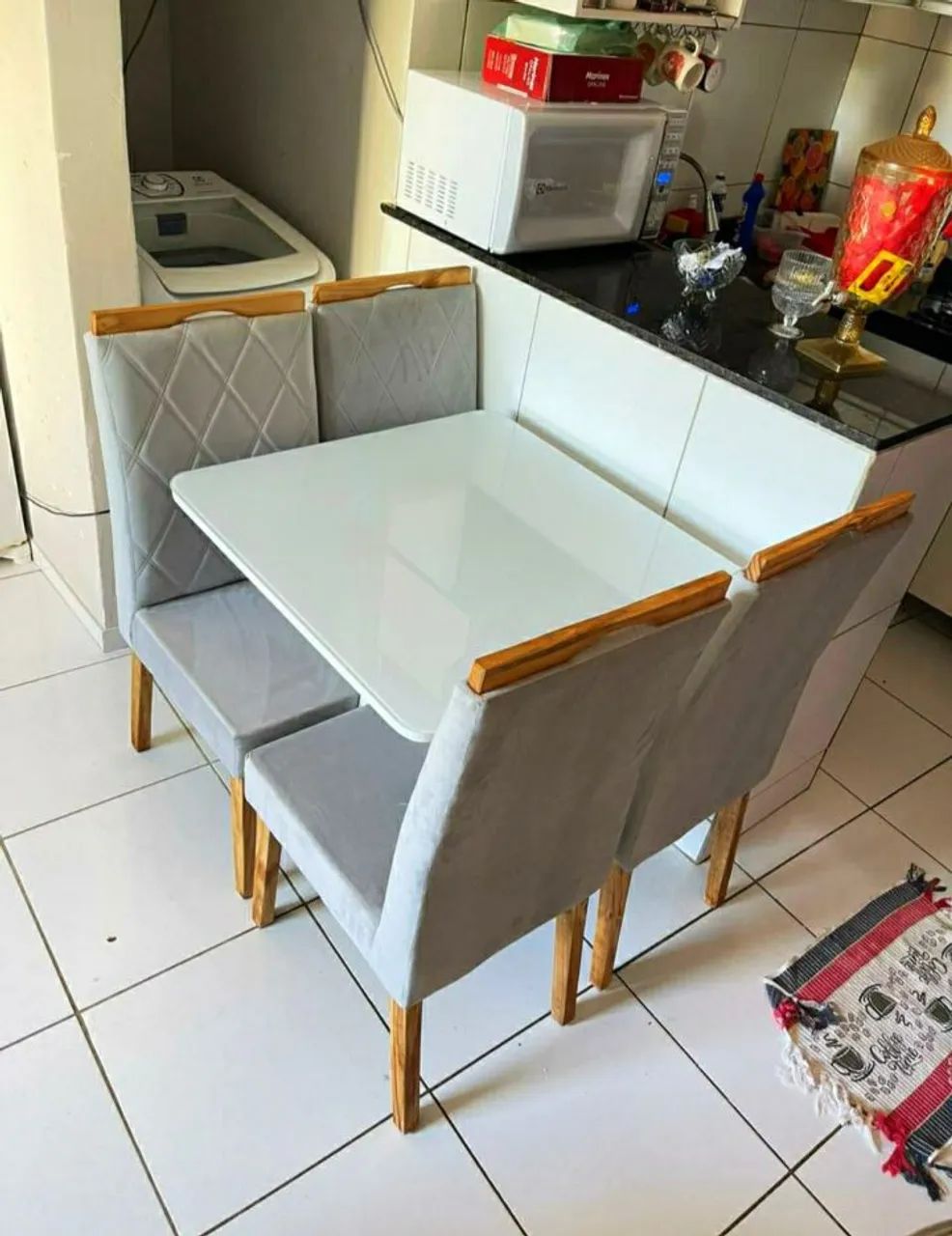 Mesa de jantar compacta com cadeiras estofadas - Foto 2