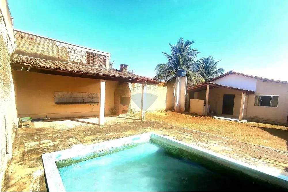 Casa Ampla à Venda Setor Manoel Gomes da Cunha (divisa com Setor Urbanístico), próximo à