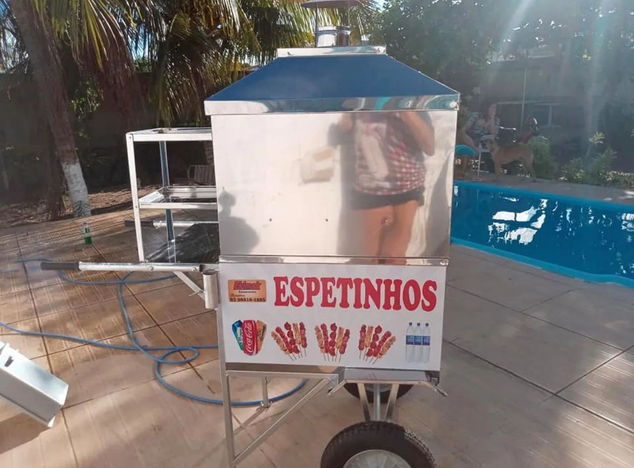 Vendo carrinho de espetinhos. 1 mês de uso.. tenho nota fiscal tudo certinho. 