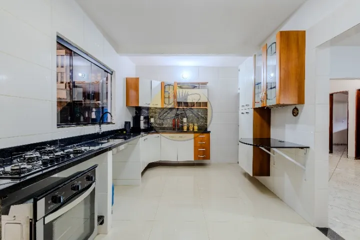 Casa 4 quartos sendo 1 suíte lote de esquina QR 118 de Samambaia Sul.