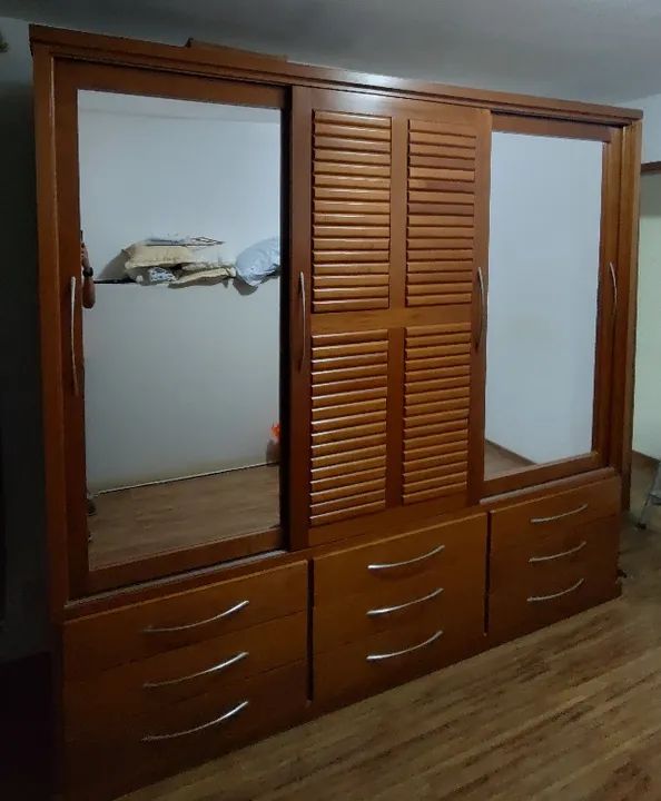 Armário com 3 portas e 9 gavetas