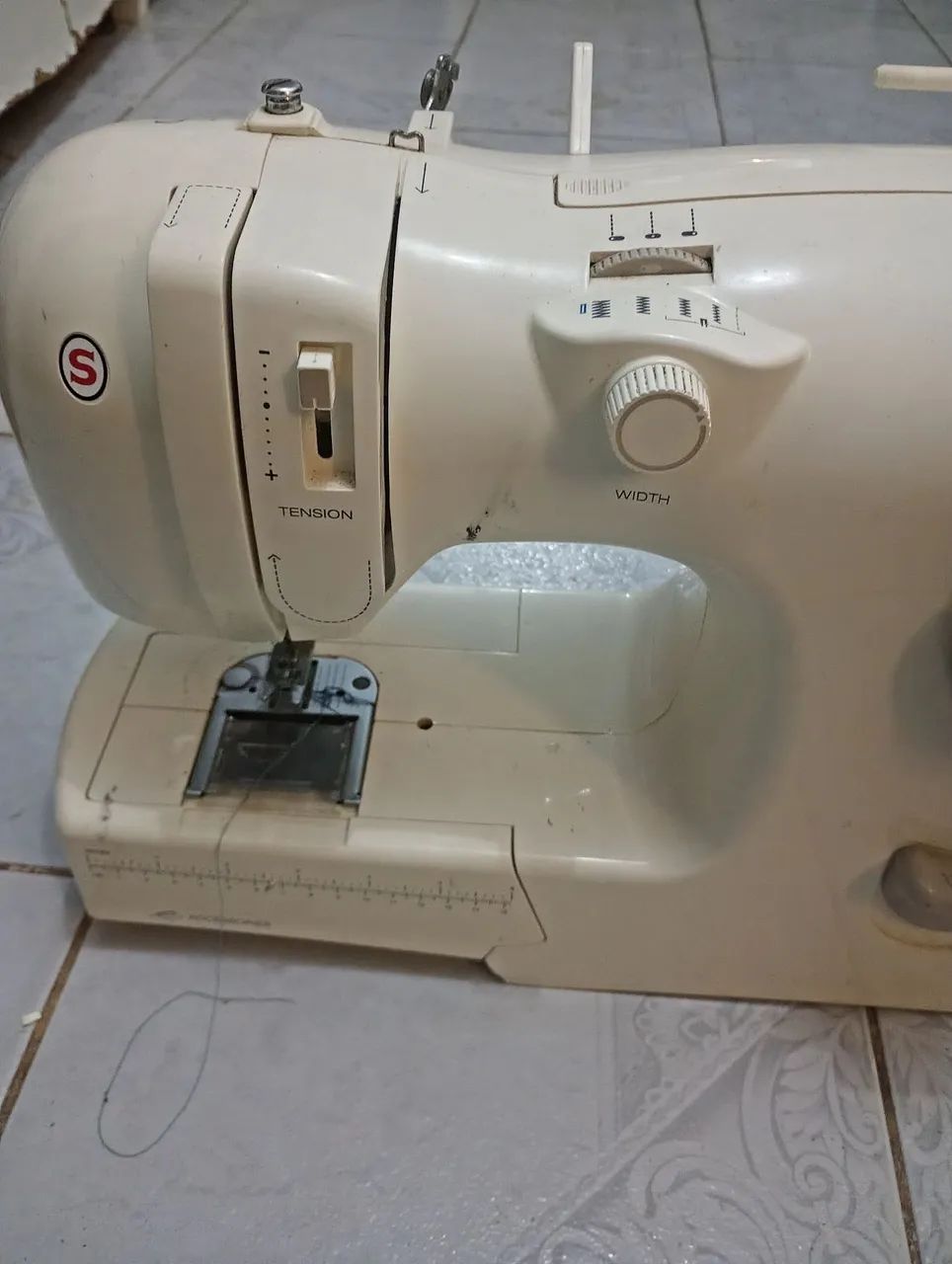 Máquina de costura 64840776930819120