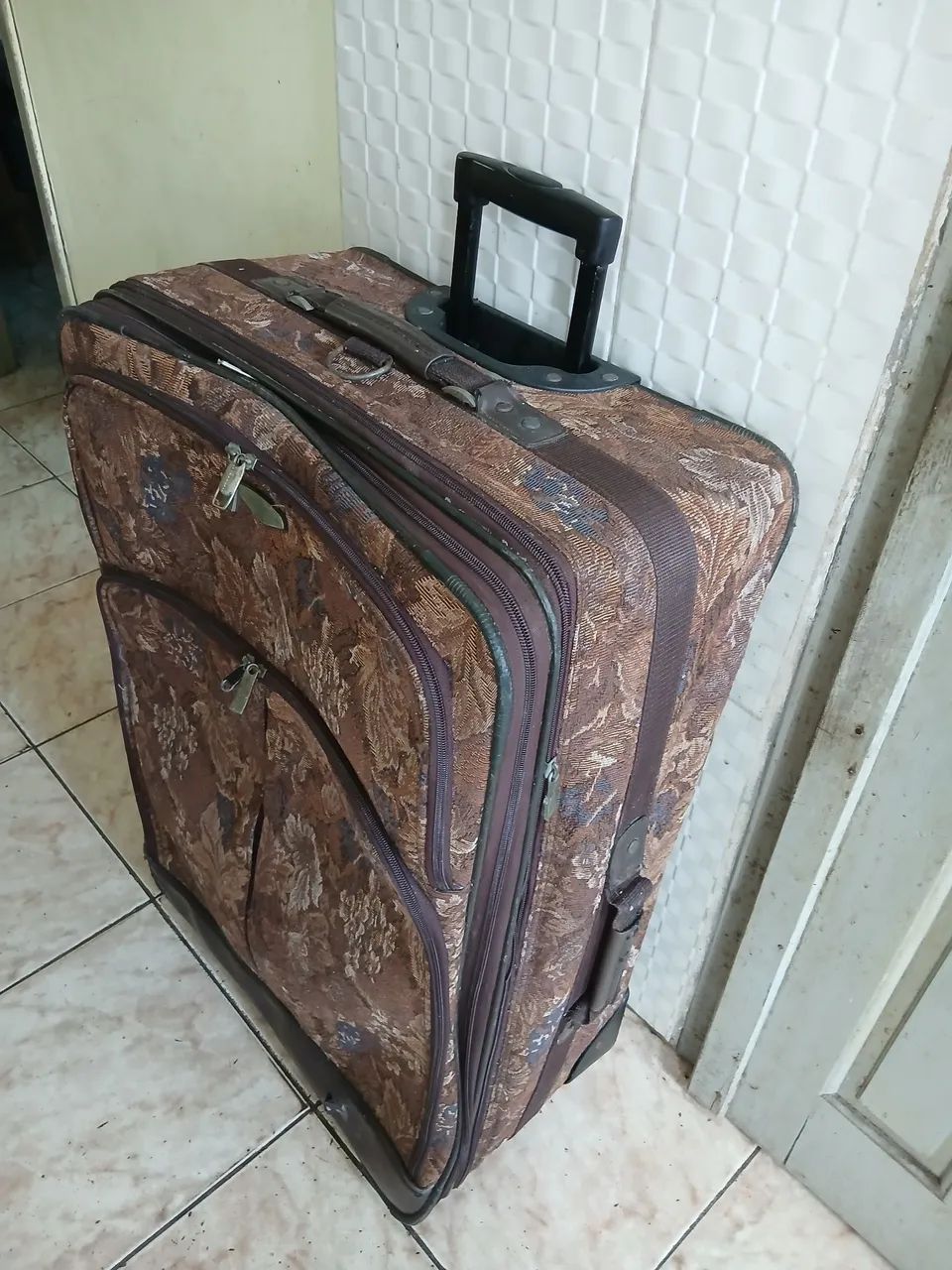 Mala de Viagem Marrom com Rodinhas23 kilos. 75 de cima pra baixo e 52 de largura3 kilos  - Foto 2