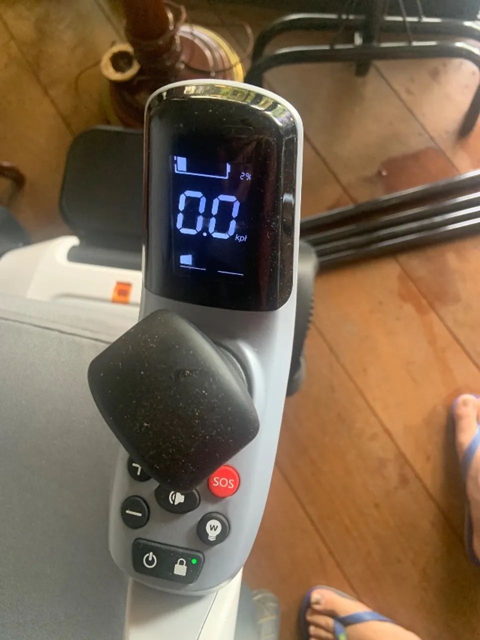 Cadeira de Rodas Spacemed Motorizada Dobrável Dellamed Cinza - Foto 5