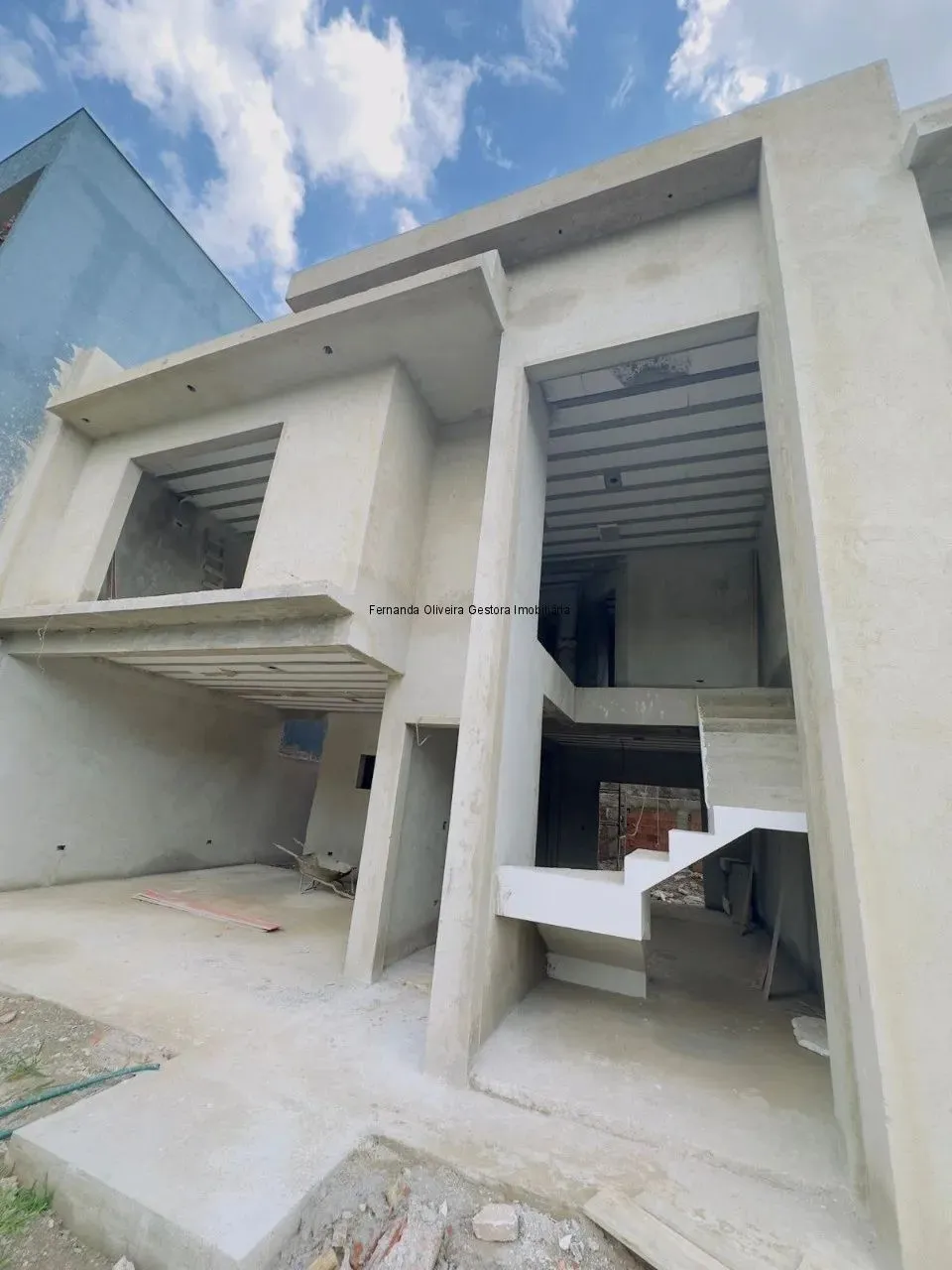 Sobrados novos com 3 quartos sendo uma suíte com closet e sacada - Bairro Italia
