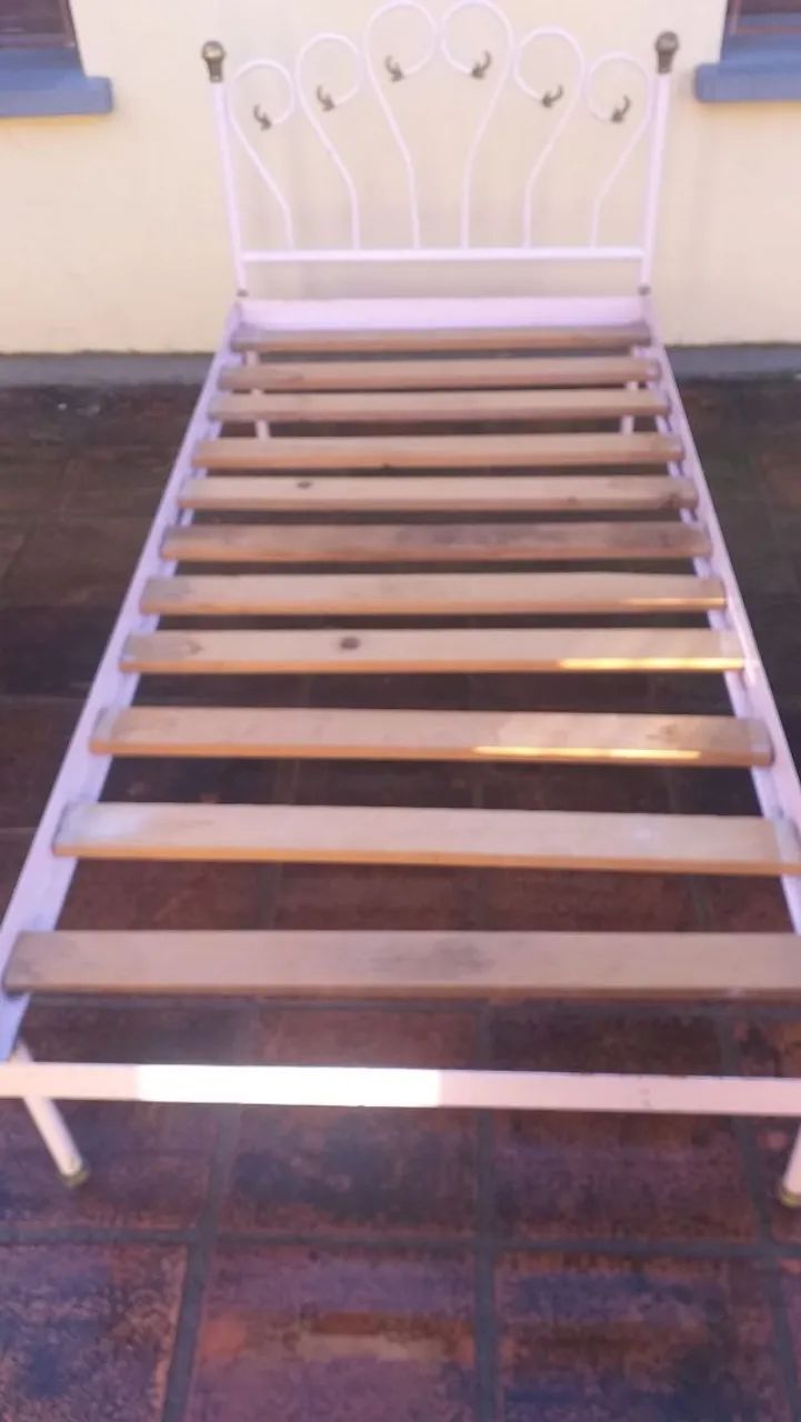Cama de solteiro com cabeceira ornamental