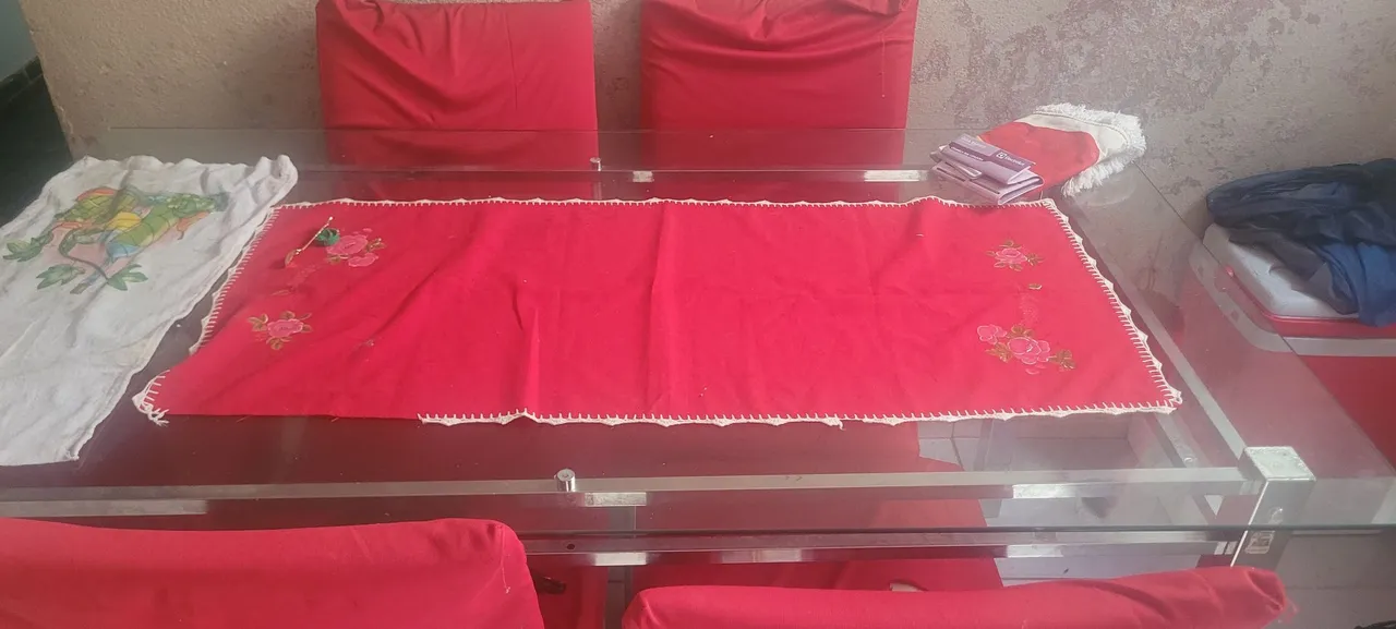Mesa de vidro com detalhes