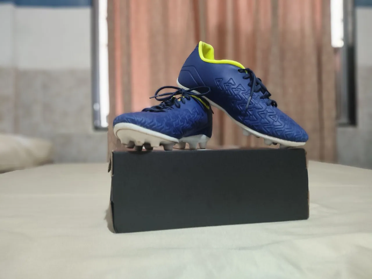 Chuteiras Azul com Detalhes Amarelos - Novas!