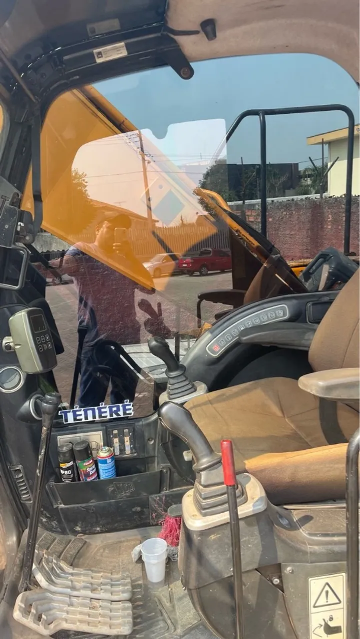 Escavadeira jcb 2012