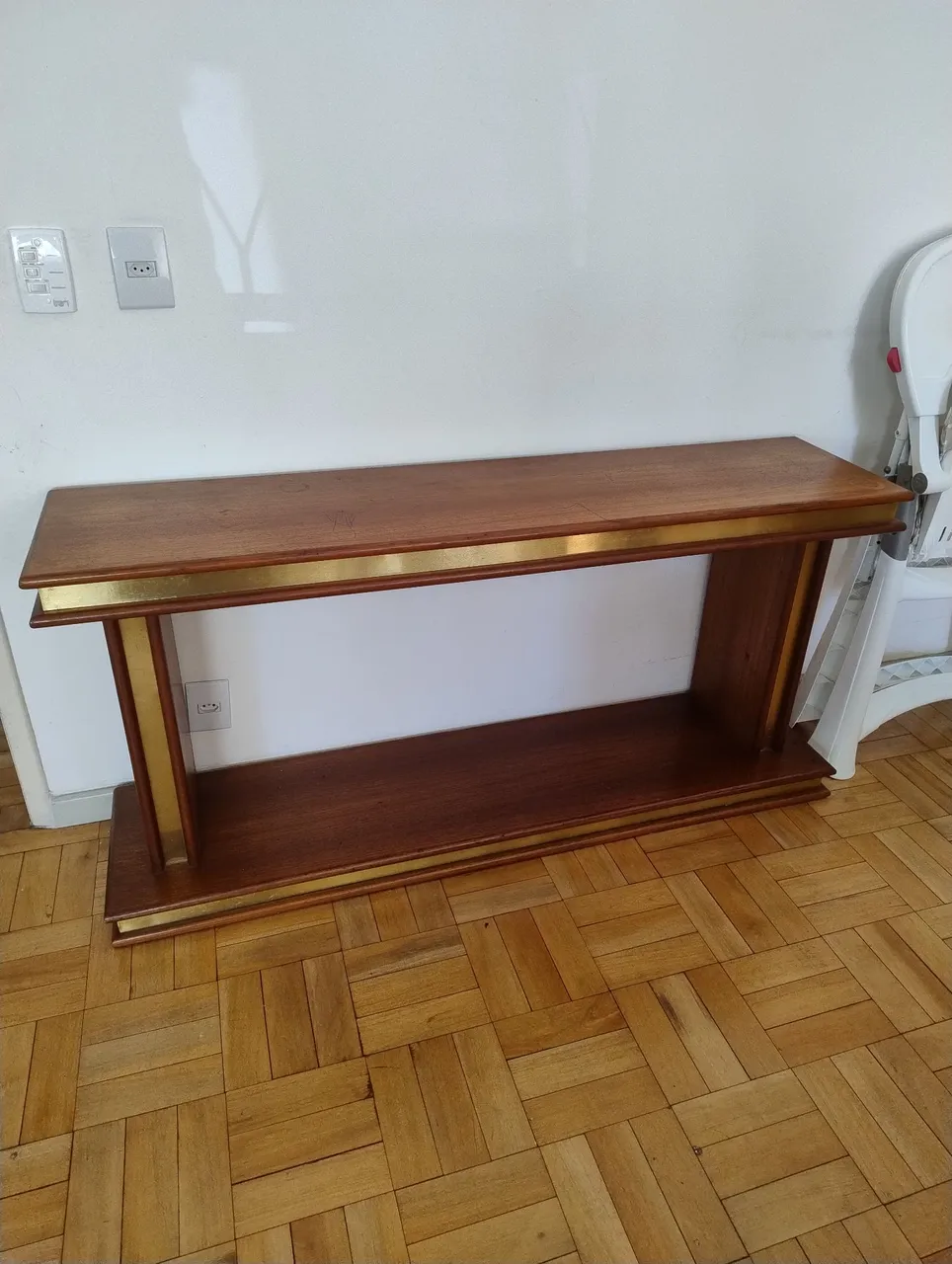 Rack de madeira com detalhes em dourado