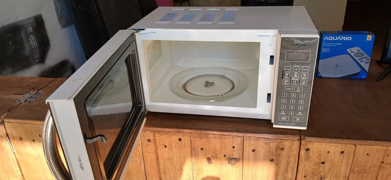 Micro-ondas Branco com Painel Digital