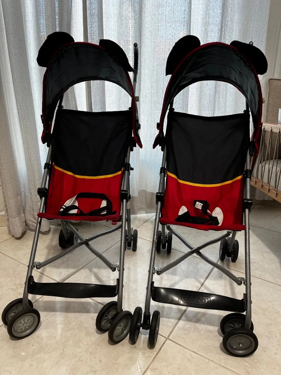 2 Carrinhos guarda chuva de Bebê Mickey cisco