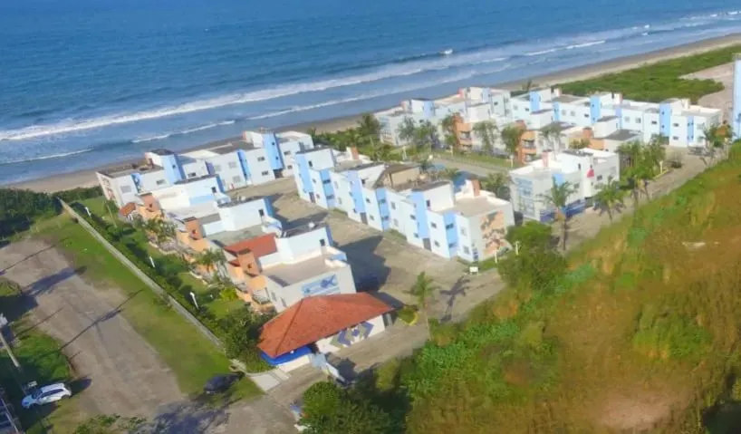Apartamento para venda em condomínio fechado, pé na areia no Blaneário em Maresia - Itapoá