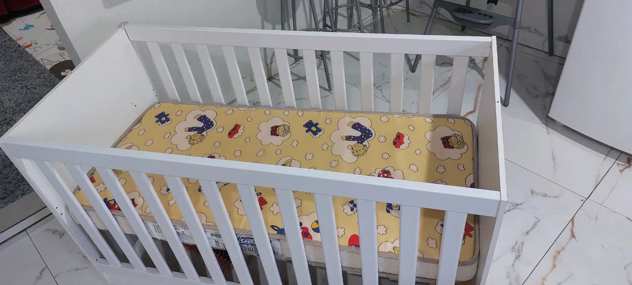 Berço infantil branco com colchão