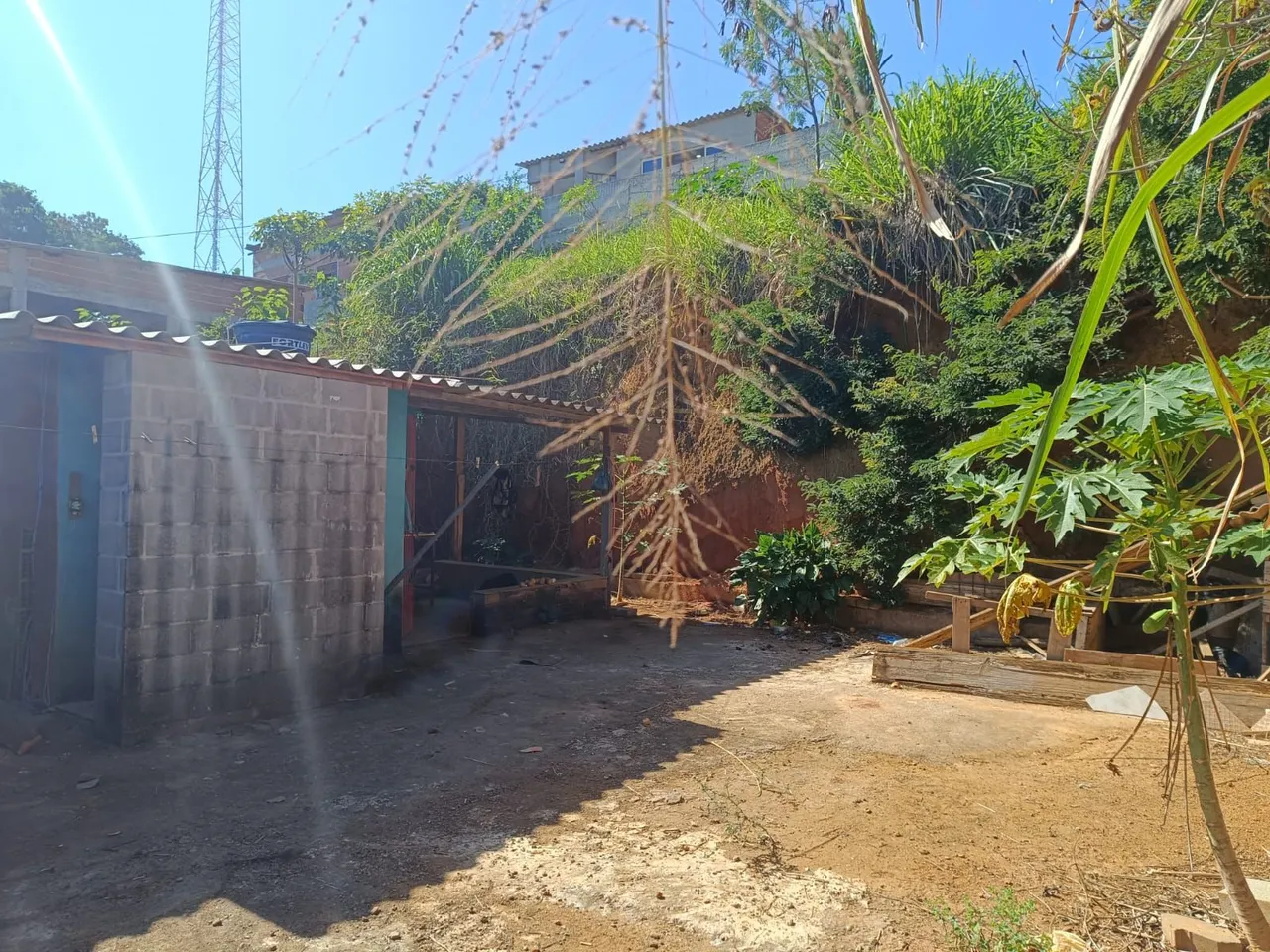 Vende Terreno com uma casa