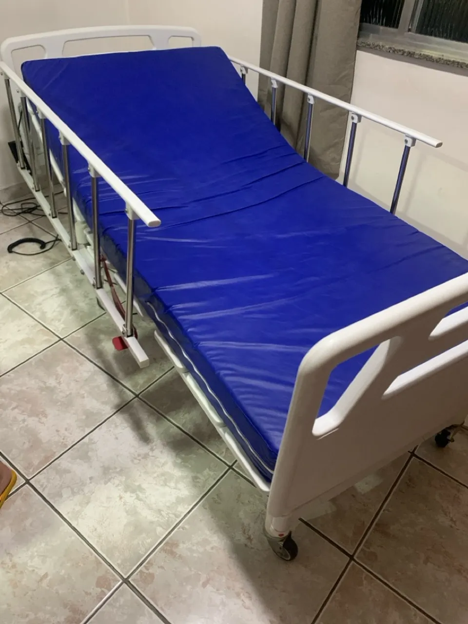 Cama Hospitalar com Grades Laterais e Rodinhas