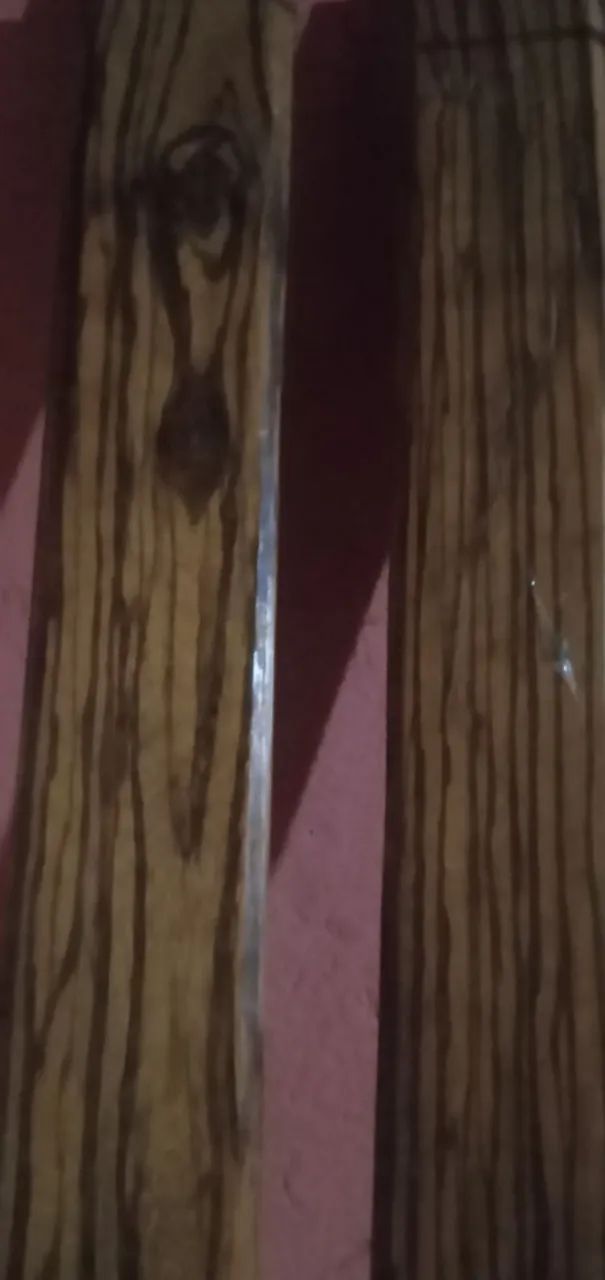 Cama de madeira maciça com cabeceira e pé