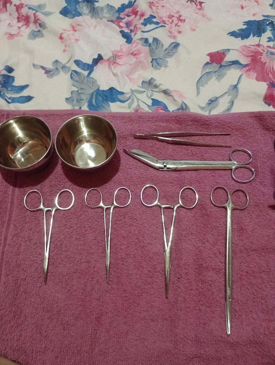 Kit para suturar com pinça e pote alumínio entre outros procedimentos cirúrgicos 