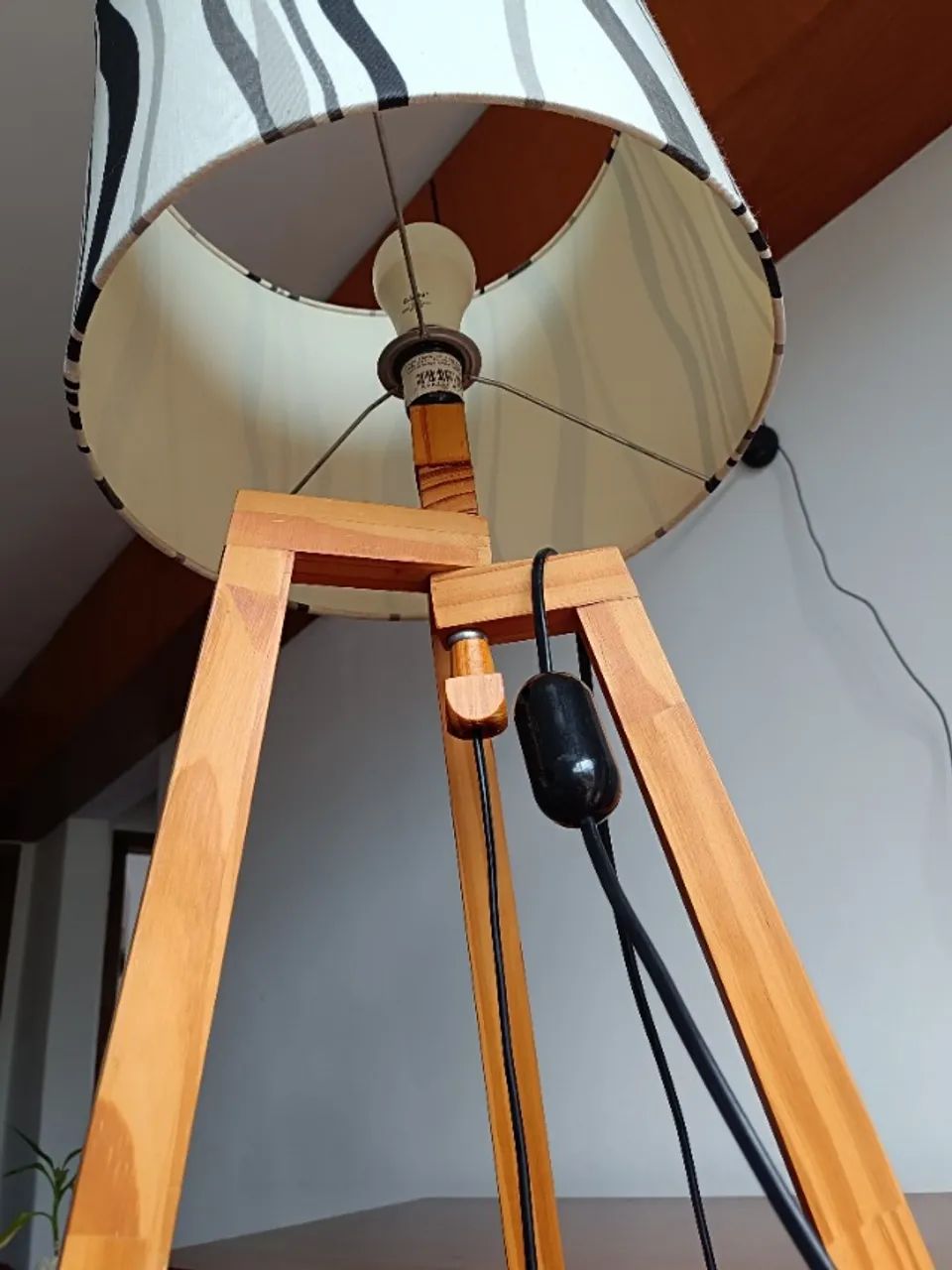 Luminária de Chão Abajur de Madeira com Cúpula - Foto 5