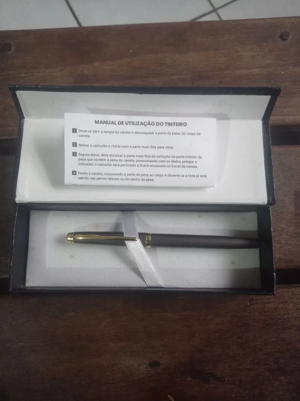 Caneta Tinteiro Elegante com Manual de Uso