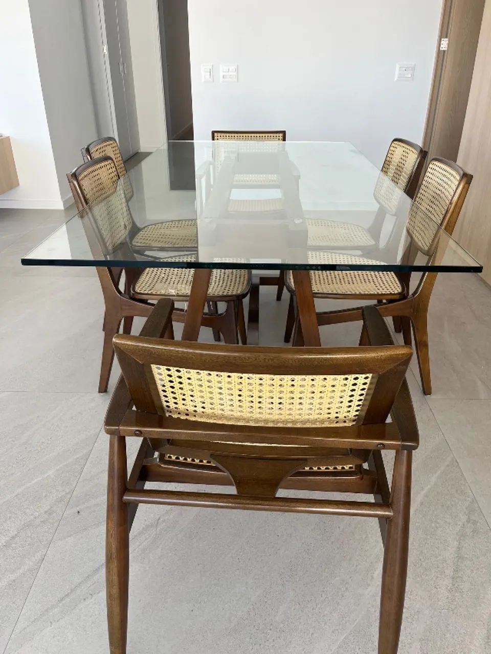 Mesa de vidro e base de madeira com 6 cadeiras (Artefacto) BAIXOU! Oportunidade!