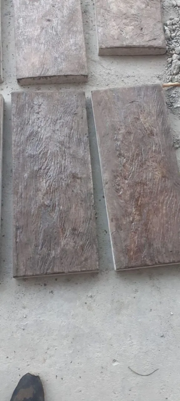 Pisantes de concreto com textura de madeira