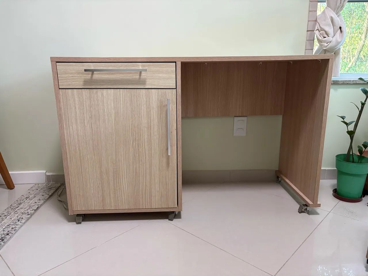 Escrivaninha compacta e funcional com gaveta