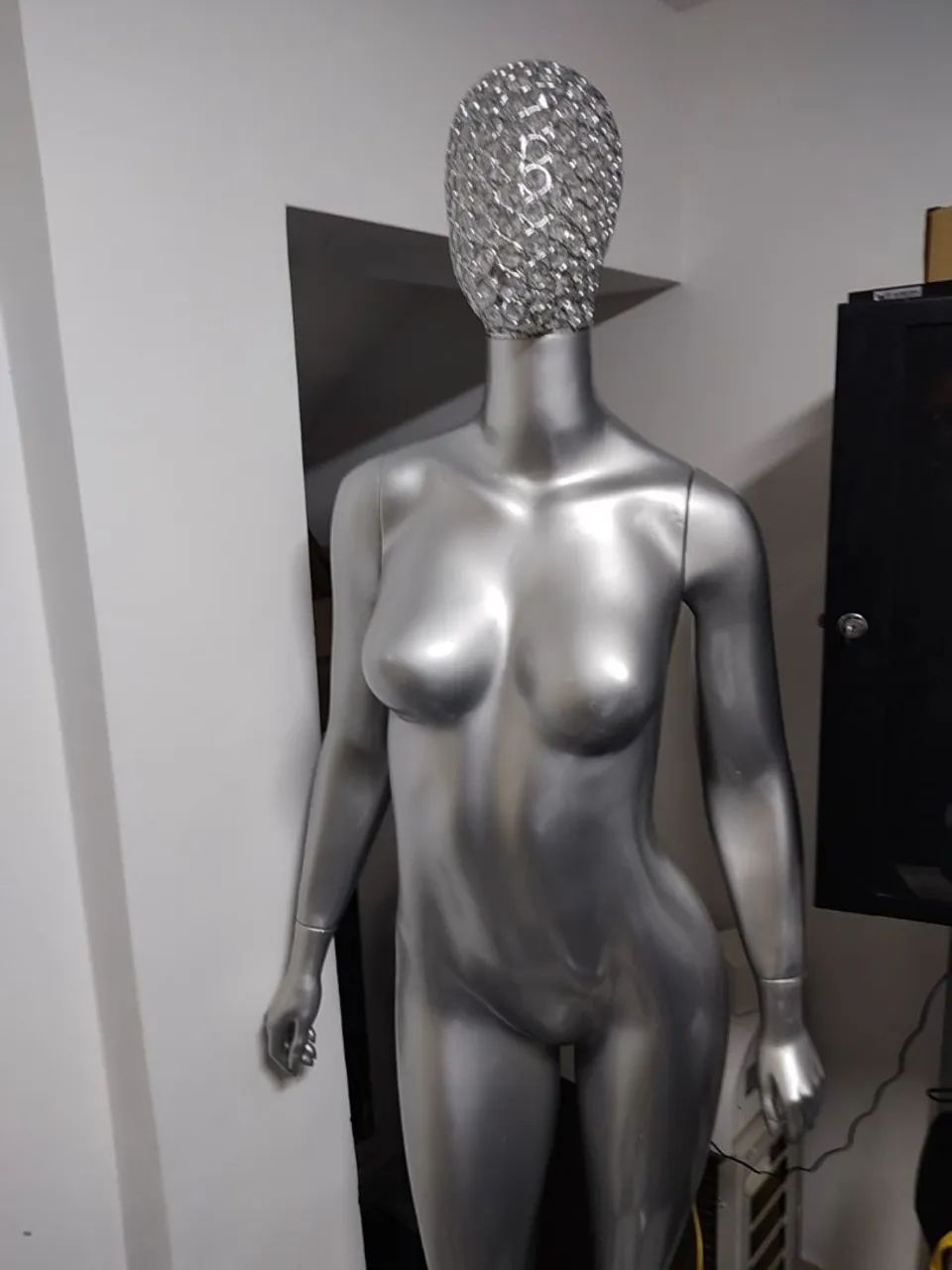 MANEQUIM DE FIBRA COM CABEÇA DE DIAMANTE LUXO - Foto 2