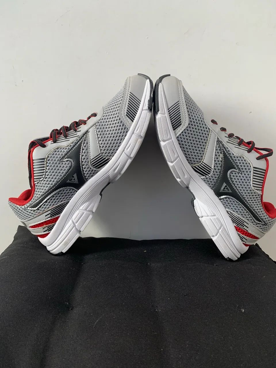 グレース Mizuno Cinza com Detalhes Vermelhos - Calçados Esportivos - Parque