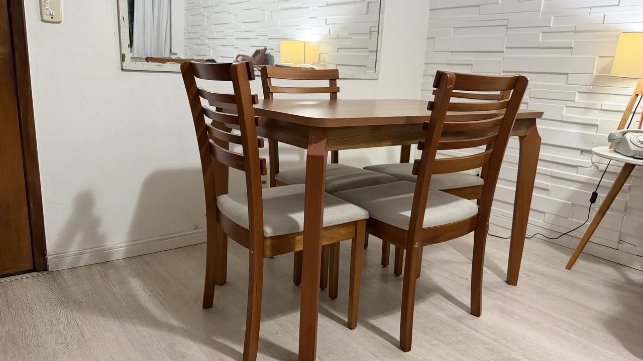 Mesa de Jantar + 4 cadeiras 