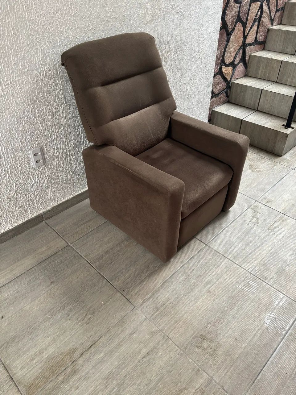 VENDO CADEIRA DO PAPAI+SOFÁ 2 LUGARES - Foto 2
