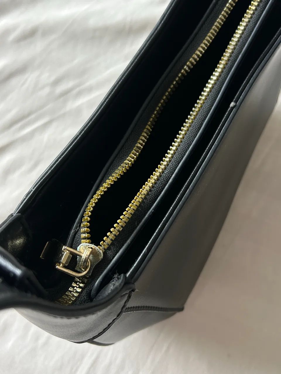 Bolsa de ombro preta com detalhe dourado  - Foto 2