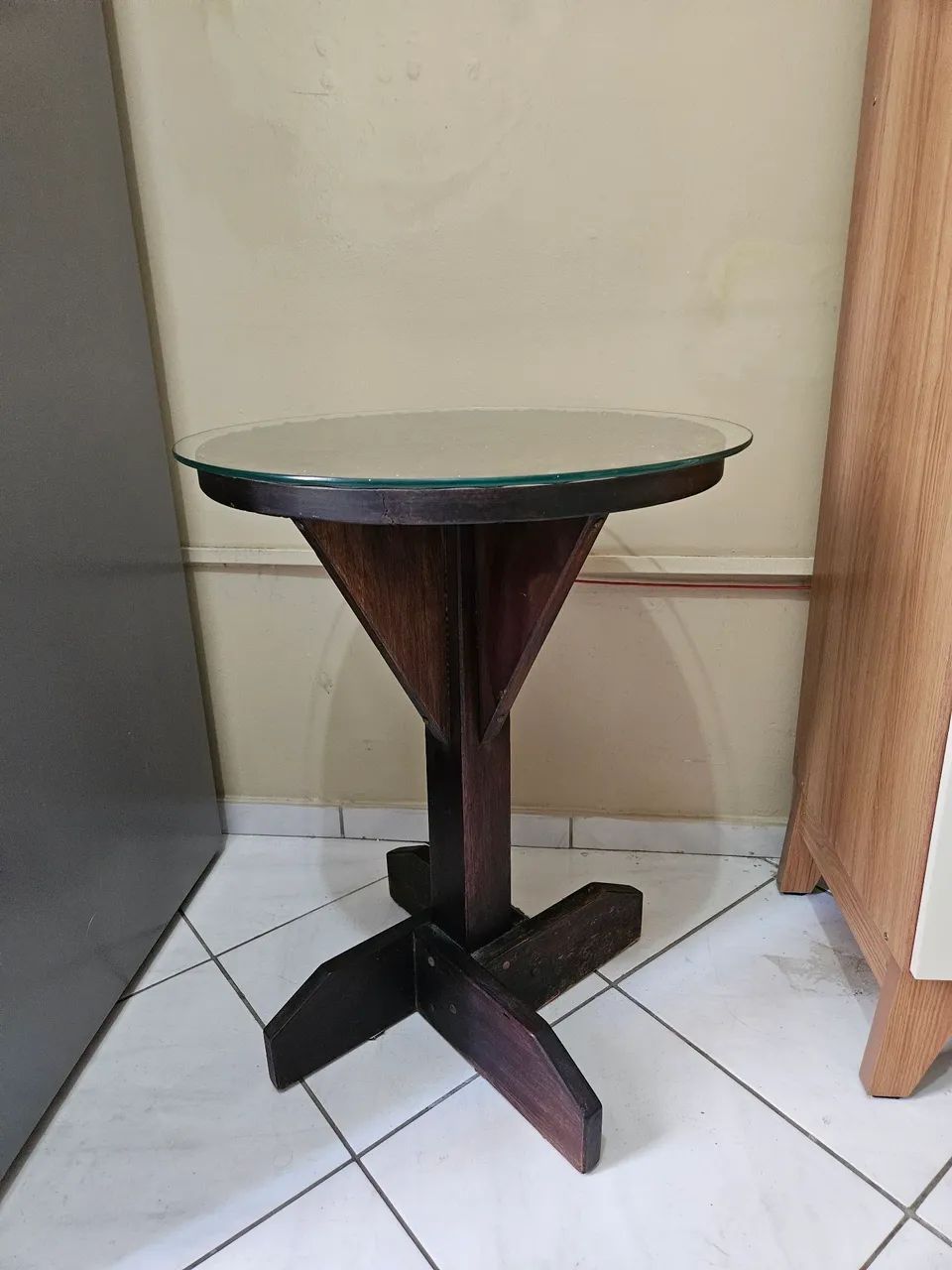 Conjunto Vintage: 2 Poltronas em Madeira + Mesa de Centro com Vidro. - Foto 3