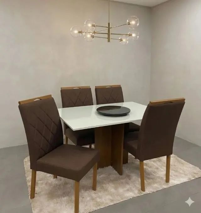 Oferta mesa de jantar com tampo de vidro laqueado e cadeiras de madeira maciça