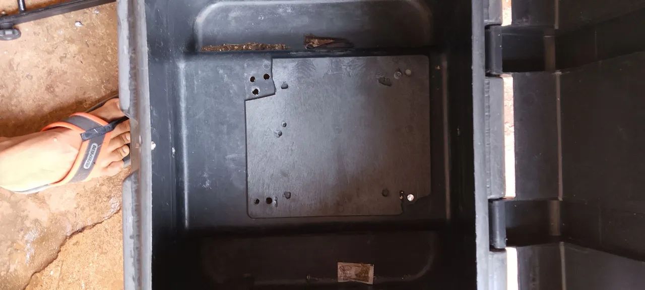 Vendo uma caixa de moto de 80 l - Foto 2