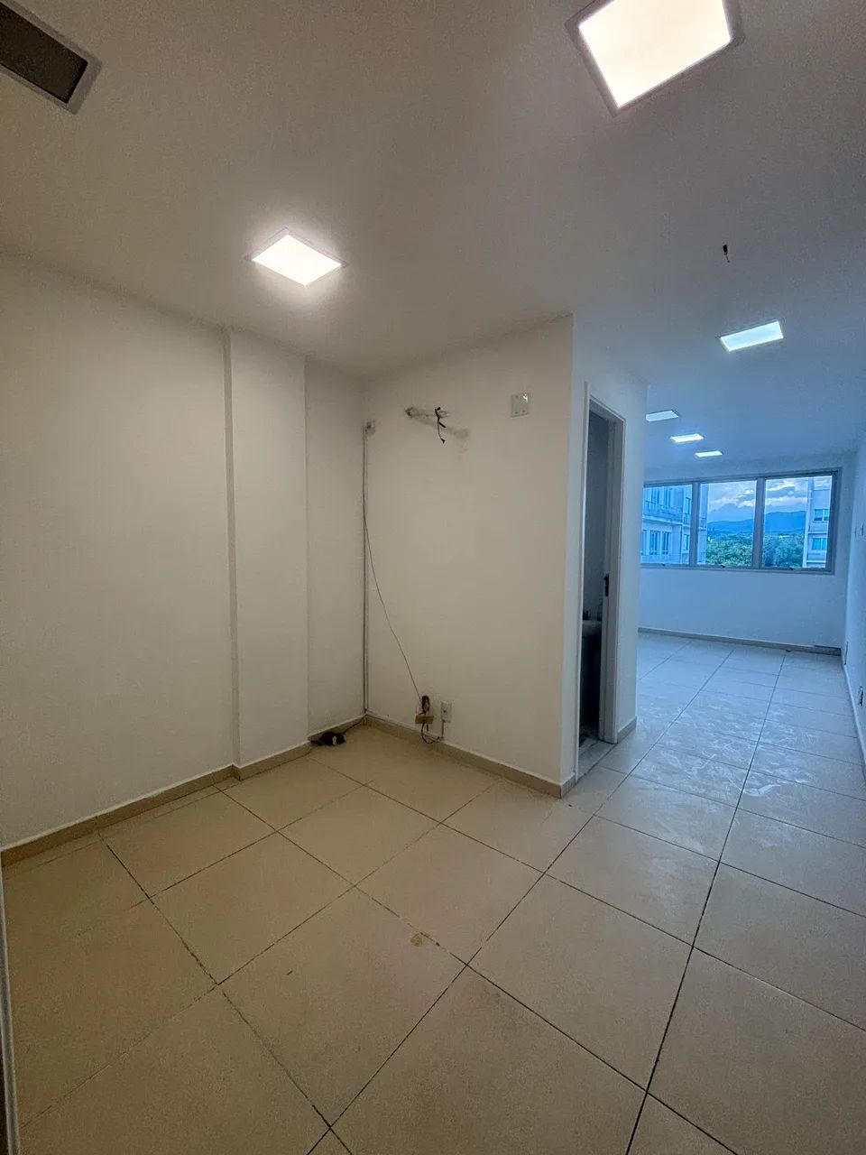 Vendo ótima sala comercial no Office & Mall - Estrada da Cachamorra