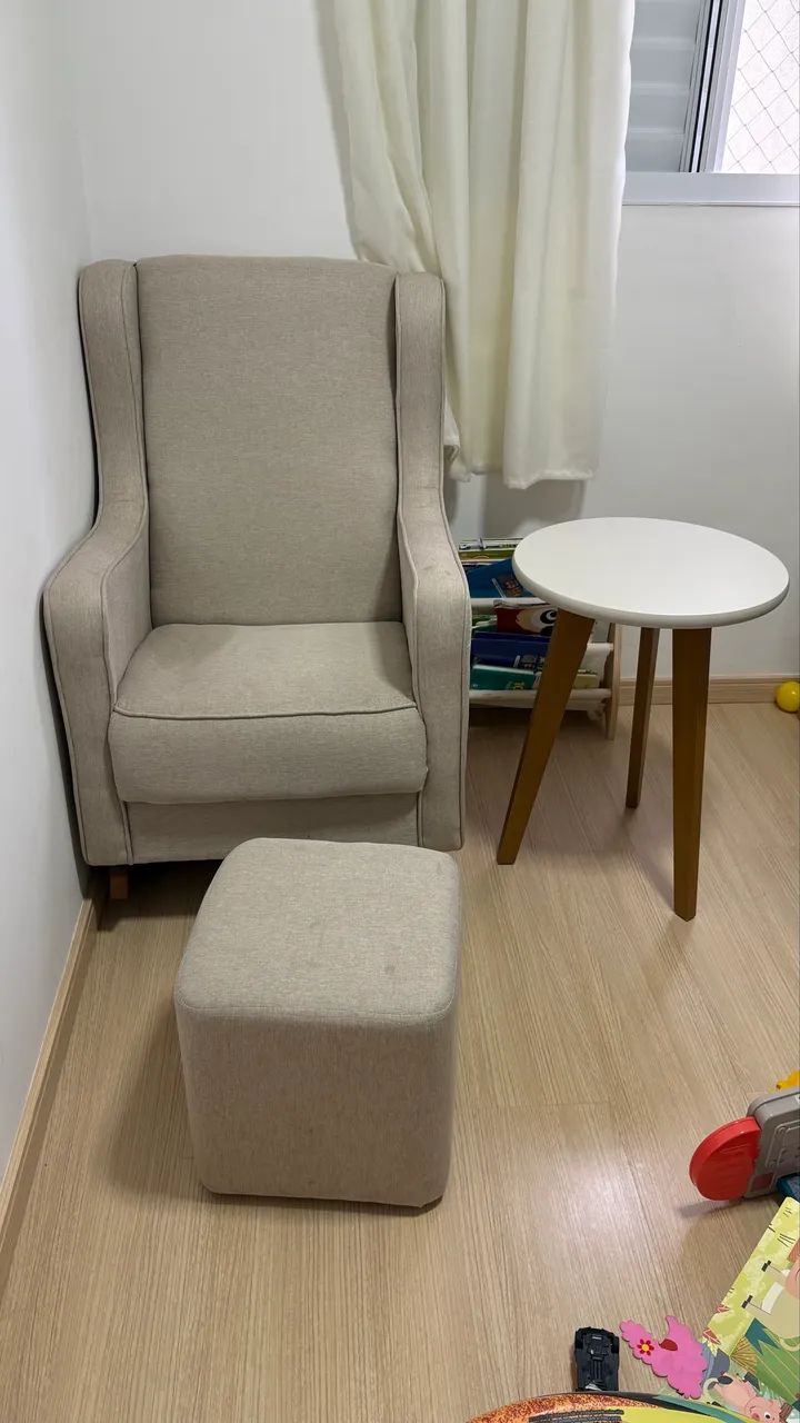 Cadeira de amamentação com puff e mesinha de apoio - Foto 2