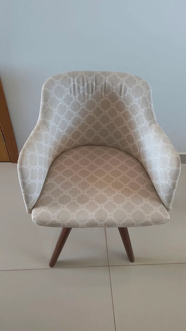 Poltronas estilosas tecido com pés de madeira