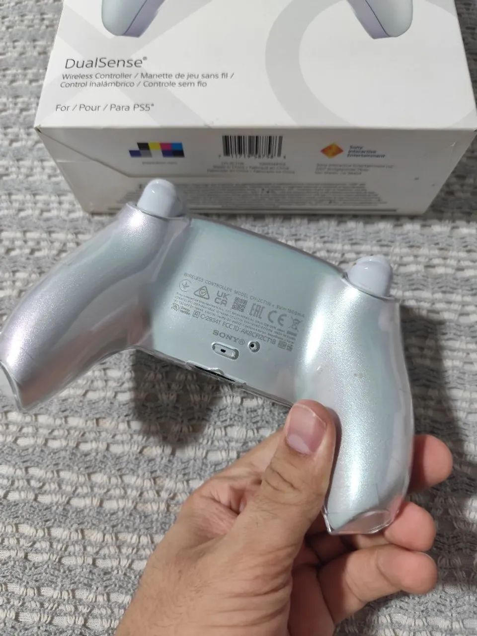 Dualsense ps5 Chroma Pearl com capa protetora e par de grips - Foto 3