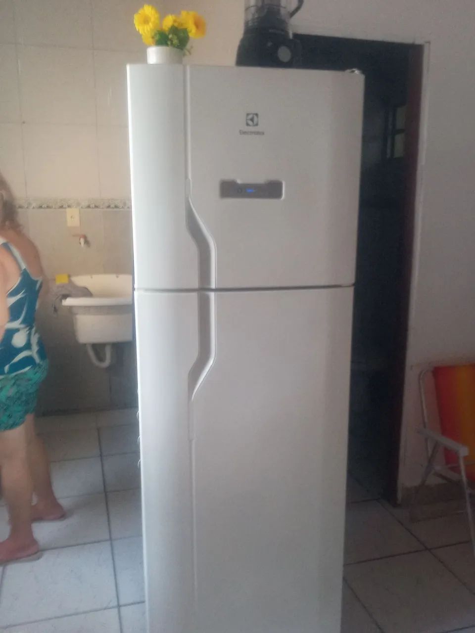 Vende-se uma geladeira semi-nova