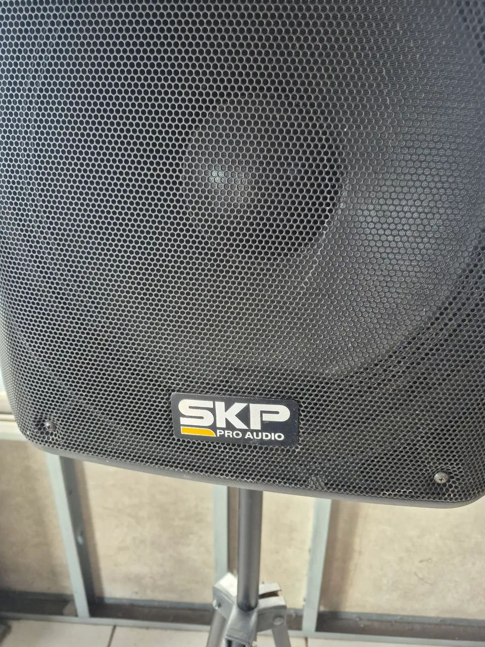 CAIXA DE SOM ATIVA SKP PRO AUDIO SK-4P (15 POLEGADAS / 250W RMS) + PEDESTAL TRIPÉ - Foto 2
