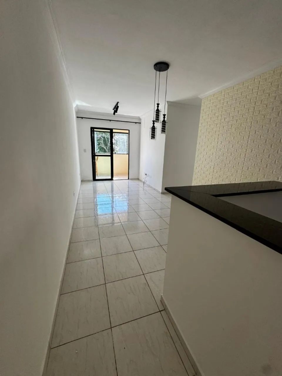 APARTAMENTO EM CANDEIAS COM VARANDA 