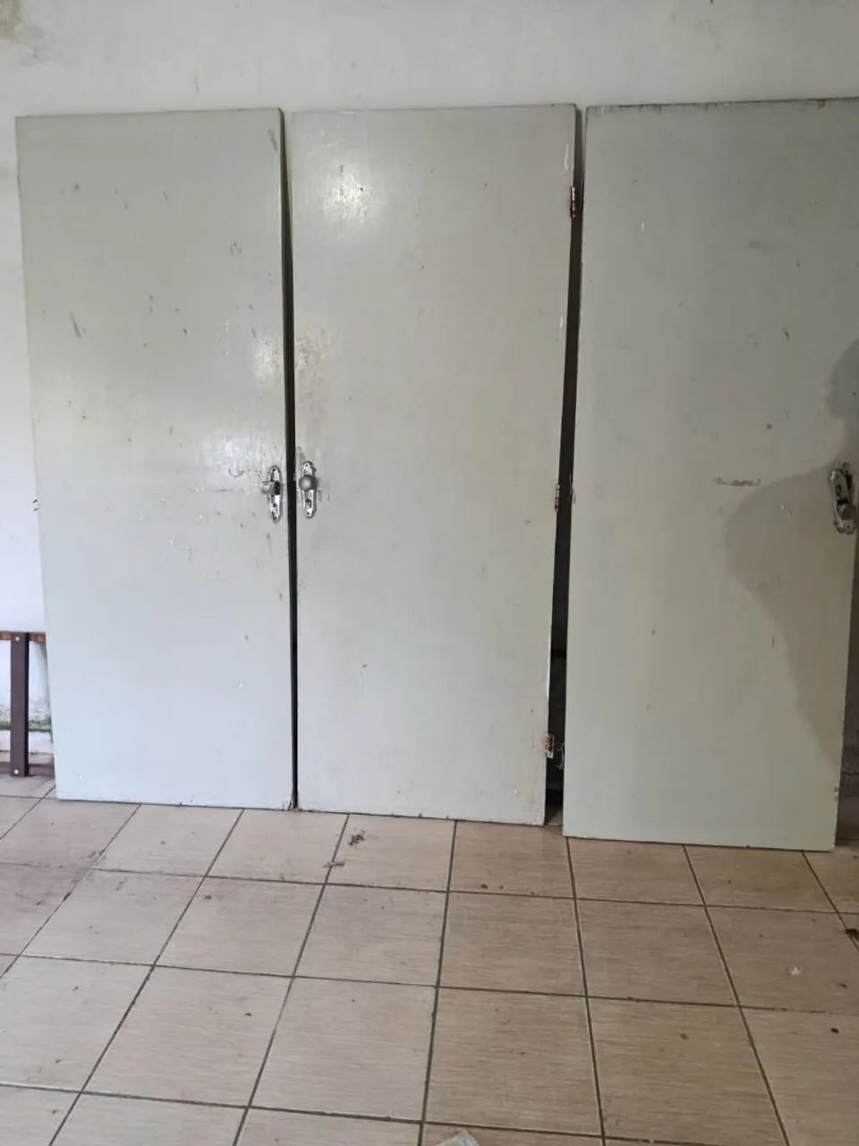 Vendo 3 portas de madeiras 2,10 × 0.80 duas janelas 1 × 1 de alumínio com os vidros  - Foto 2