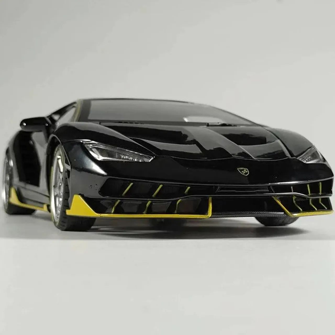 Lamborghini Centenario LP770-4 em Escala 1:18 Black Piano - Foto 2